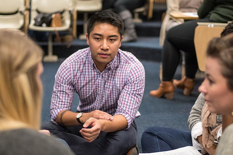 产业与组织心理学 students participate in a group discussion